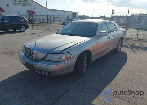 2009 Lincoln Town Car Signature Limited from USA, damaged, VIN 2LNHM82V59X622733